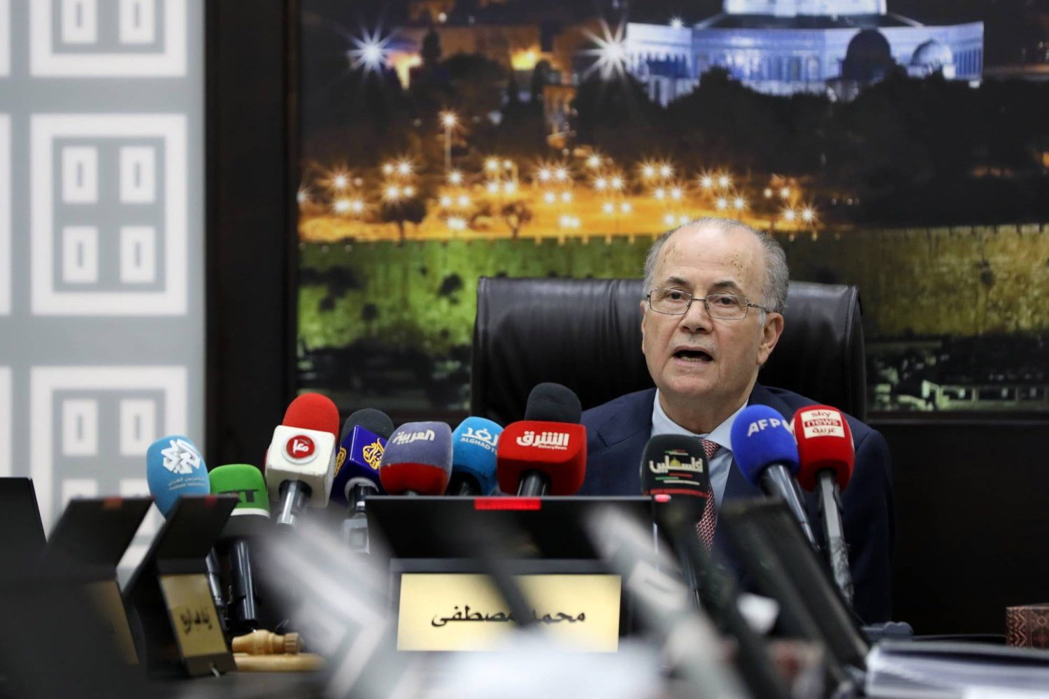 محمد مصطفى: إسرائيليون يقيمون دعاوى تعويضات على السلطة الفلسطينية