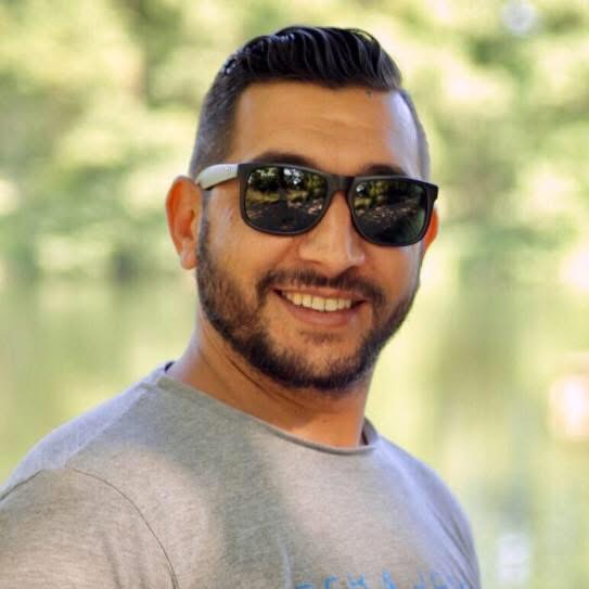 من لندن إلى بغداد… شاب عراقي يحوّل حلمه إلى مشروع عطور عالمي